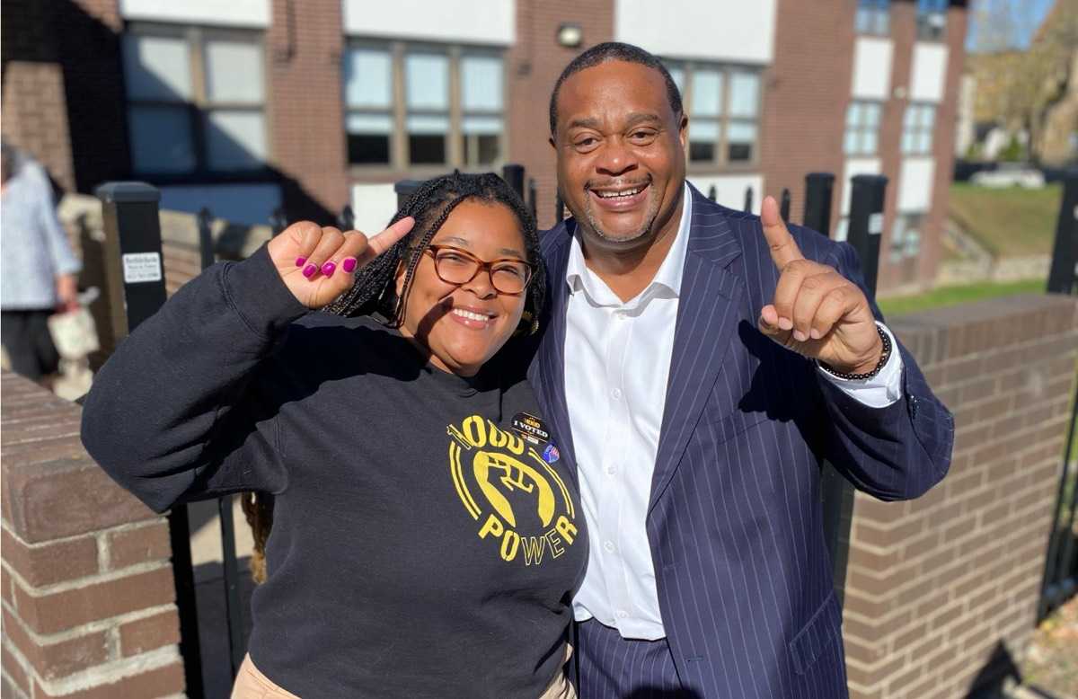 1Hood Power organizer hugging